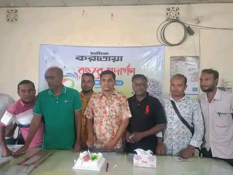 বোচাগঞ্জে কেক কেটে দৈনিক করতোয়ার ৫০ তম প্রতিষ্ঠা বার্ষিকী উদযাপন করা হয়েছে।