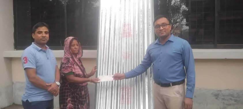 পলাশবাড়ী‌তে দরিদ্র অসহায় মানুষের মাঝে ১৩৮ বা‌ন্ডিল ঢেউটিন ও ৪লাখ ১৪ হাজার টাকার চেক বিতরণ।