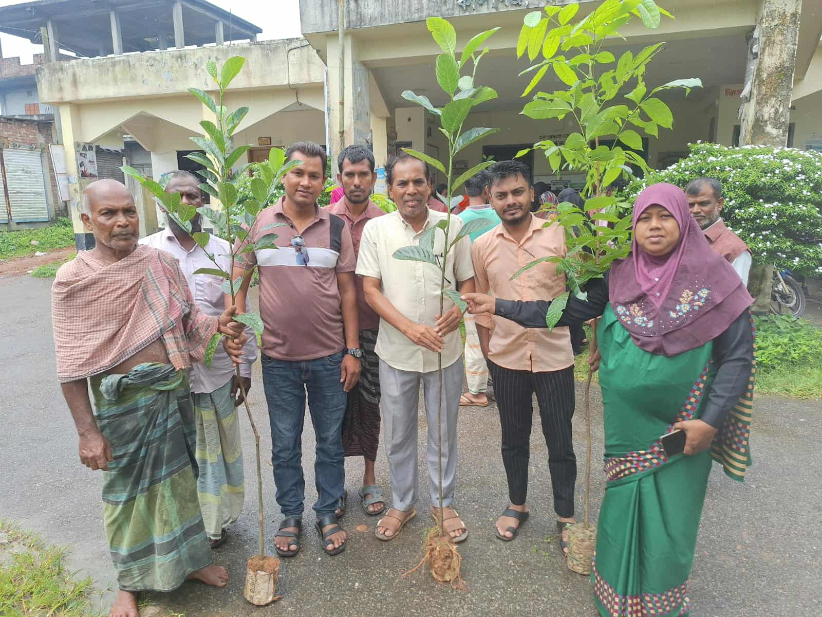 আনসার ও ভিডিপির উদ্যোগে কালীগঞ্জে তৃণমূল পর্যায়ে বৃক্ষরোপন কর্মসূচি পালন
