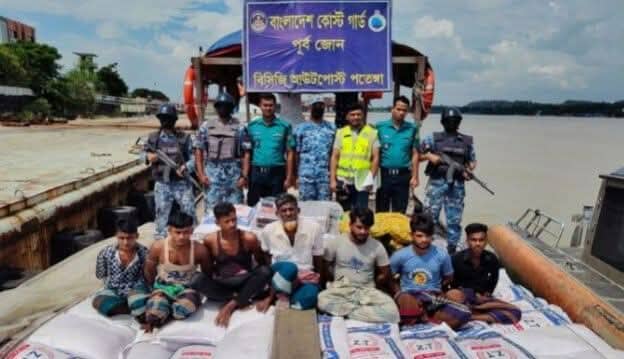 পতেঙ্গায় কার্গোবোটসহ ৭ জন পাচারকারী আটক করেছেন কোস্টগার্ড।