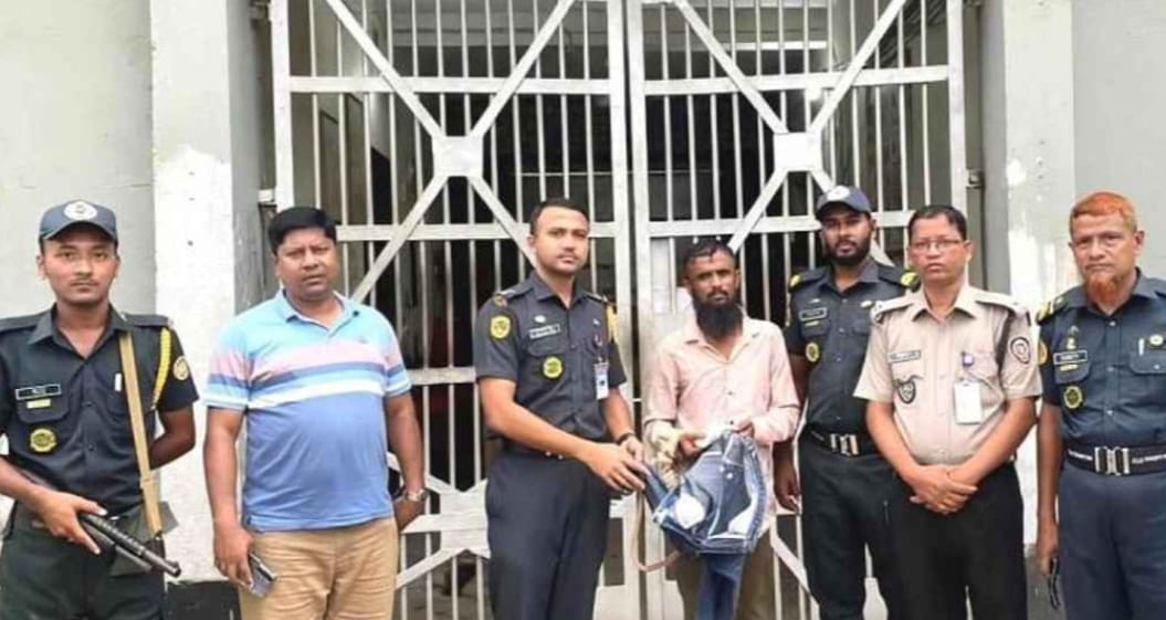 কারাগারে বন্ধুকে দেখতে গিয়া গাঁজা দি‌তে গি‌য়ে নিজেয় কারাগারে।