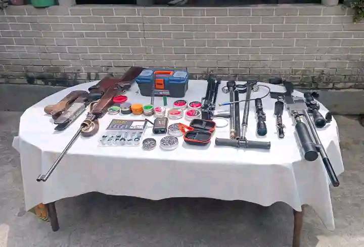 বোচাগঞ্জে সেনাবাহিনীর অ*ভি*যানে: এয়ারগা*নসহ সরঞ্জাম উদ্ধার