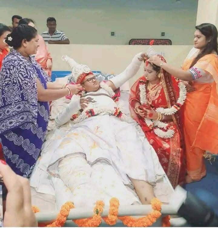 হাসপাতালের বেডে শুয়েই বিয়ে সম্পন্ন করলেন দম্পতি