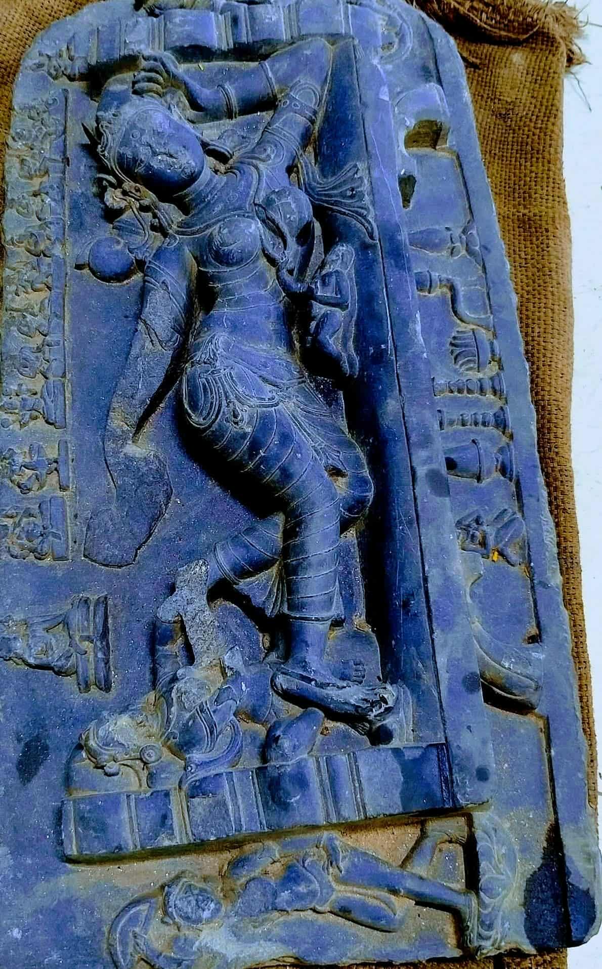 গাইবান্ধা জেলার গোবিন্দগঞ্জ উপজেলায় র‍‍্যাবের অভিযানে ৩৭ কেজি ওজনের কষ্টি পাথরের মূর্তি সহ ৩ জন গ্রেফতার।