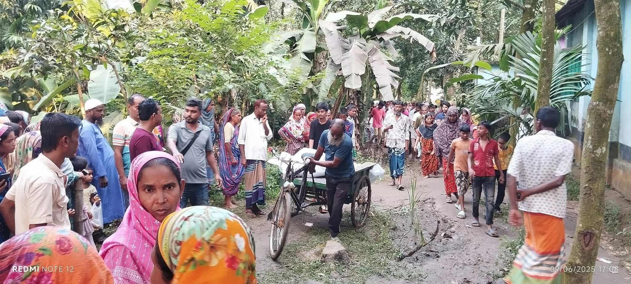 গাইবান্ধা জেলার সাদুল্লাপুরে হাসান পাড়া গ্রামে ঝোপের ভেতর থেকে মহিলার লাশ উদ্ধার, এলাকায় চাঞ্চল্য।