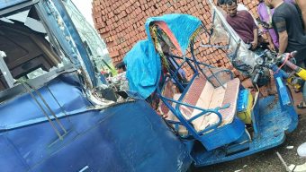 খিলা বাজারে বাসের সাথে অটোর ধাক্কা এতে ঘটনাস্থলে একজন মারা যায় এবং অনেক লোক আহত হয়েছে উদ্ধারের কাজ চলছে