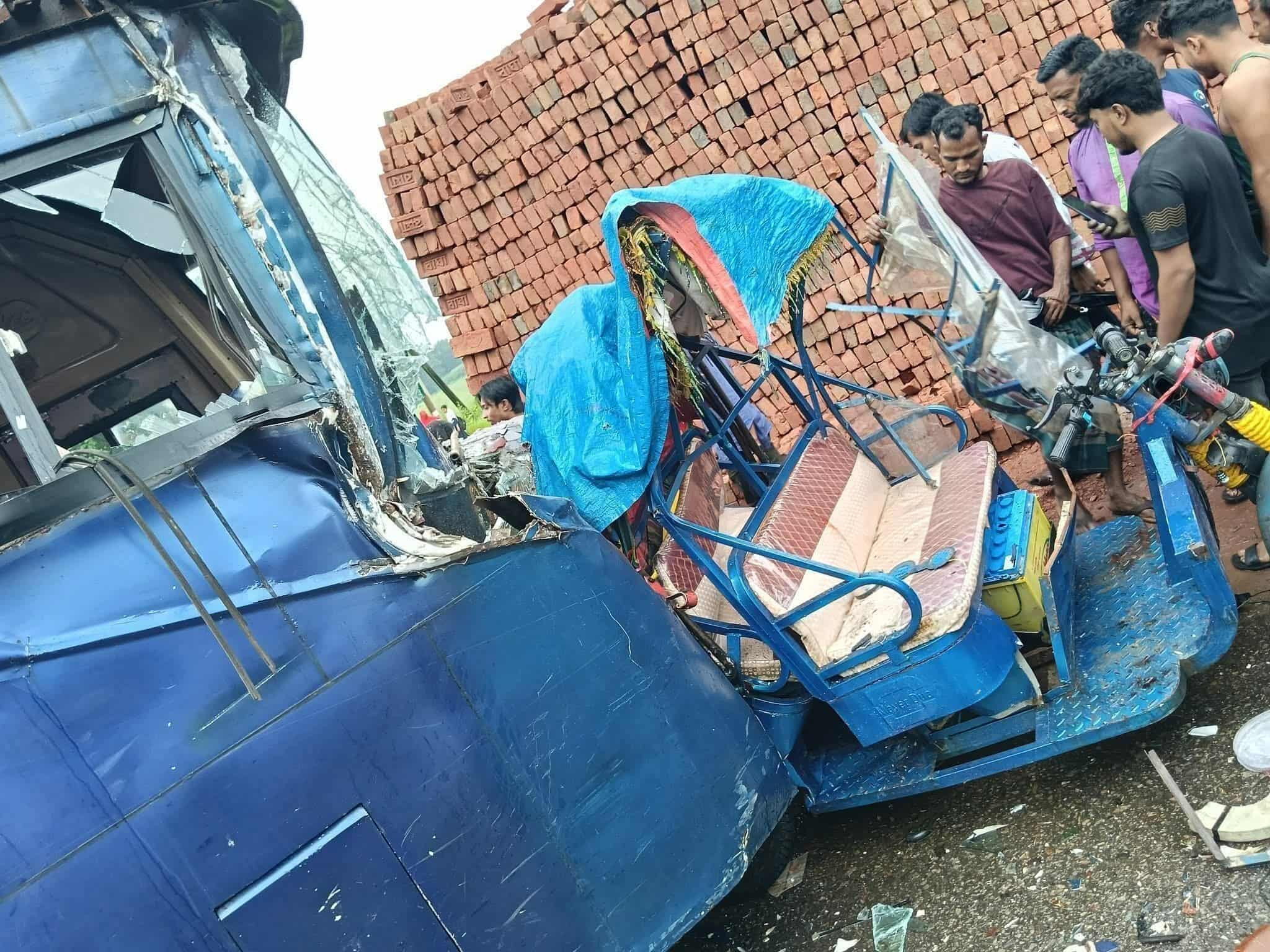 খিলা বাজারে বাসের সাথে অটোর ধাক্কা এতে ঘটনাস্থলে একজন মারা যায় এবং অনেক লোক আহত হয়েছে উদ্ধারের কাজ চলছে