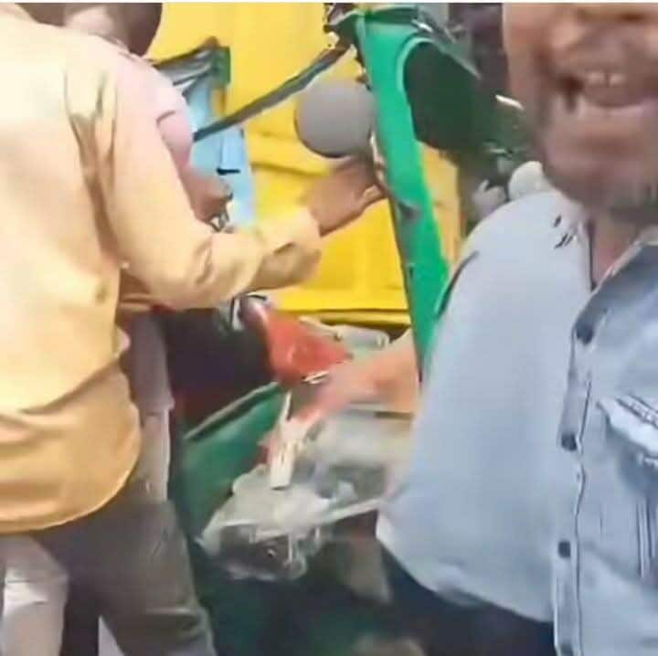 এক ভয়াবহ সড়ক দুর্ঘটনা ঘটেছে যার উদ্ধার কাজ চলছে।