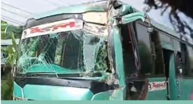 যাত্রীবাহী বাস মুখোমুখি সংঘর্ষে আট জন (৮)আহত