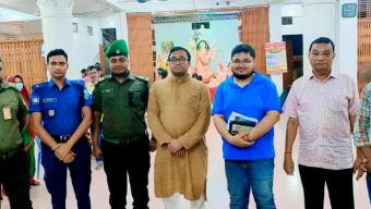 পলাশবাড়ী কেন্দ্রীয় মন্দিরে দুর্গা পূঁজা পরিদর্শন করেন নির্বাহী অফিসার নাজমুল আলম।