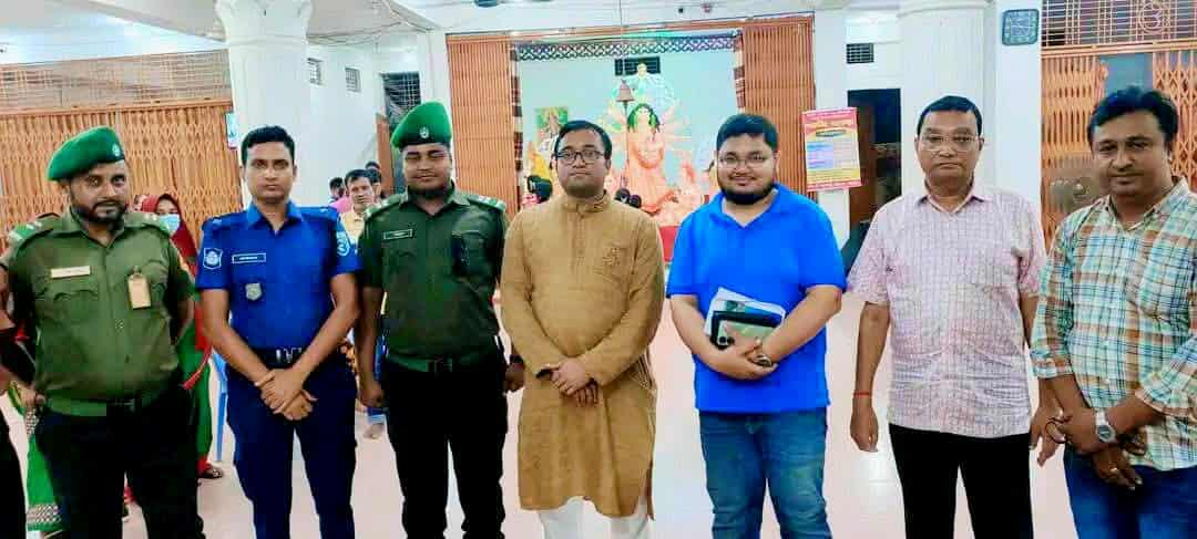 পলাশবাড়ী কেন্দ্রীয় মন্দিরে দুর্গা পূঁজা পরিদর্শন করেন নির্বাহী অফিসার নাজমুল আলম।