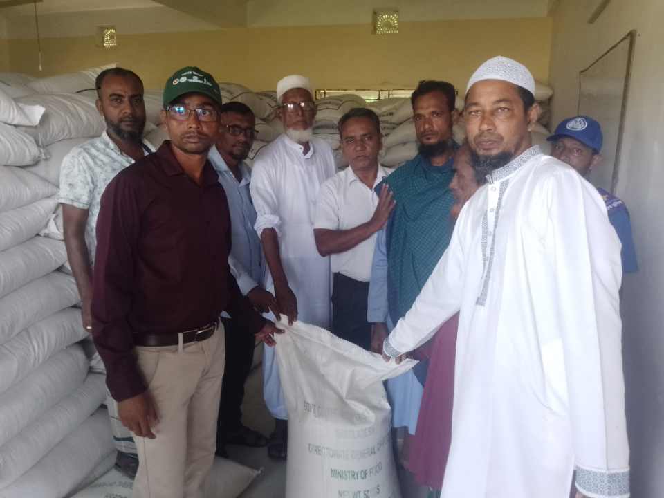 মনপুরায় নিবন্ধিত জেলেদের মাঝে ভিজিএফ কার্ডের চাল বিতরন অনুষ্ঠিত