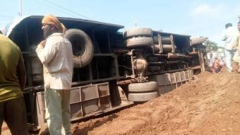 পলাশবাড়ীতে এবি ডিলাক্স বাস উল্টে অনেক যাত্রী আহত