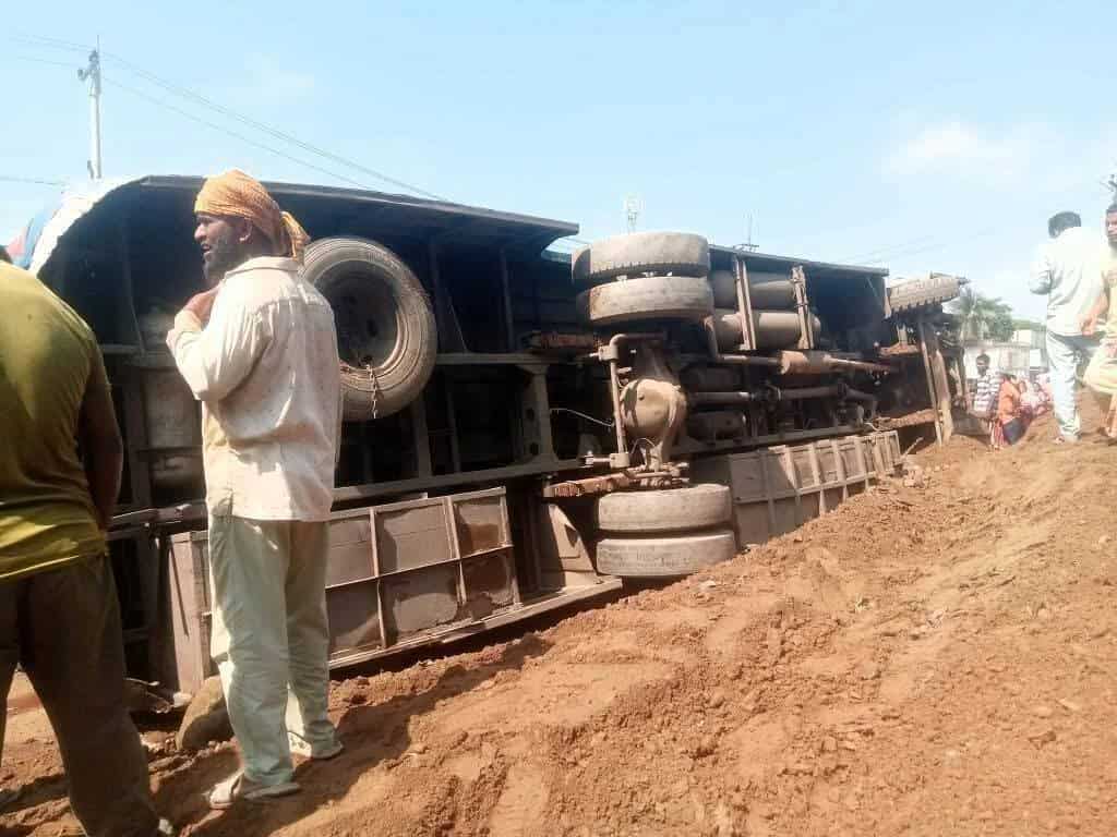 পলাশবাড়ীতে এবি ডিলাক্স বাস উল্টে অনেক যাত্রী আহত