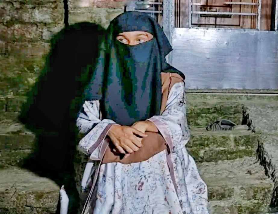 স্ত্রীর মর্যাদা ও বিয়ের স্বীকৃতির দাবিতে স্বামীর বাড়ির সামনে অ”ন”শ”ন করছেন এক অনার্স পড়ুয়া শিক্ষার্থী