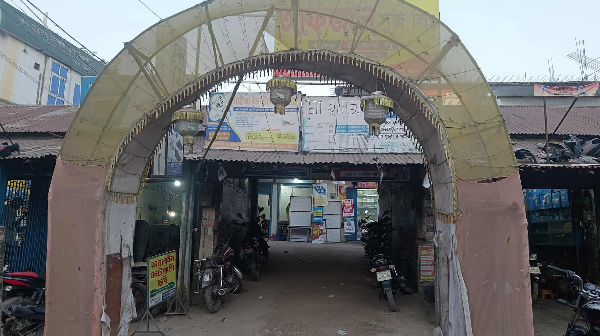 পলাশবাড়ী এসএম পাইলট সরকারি উচ্চ বিদ্যালয়ের মার্কেট ভেঙে ব্যক্তিগত মার্কেটের রাস্তা তৈরি – জনমনে ক্ষোভ