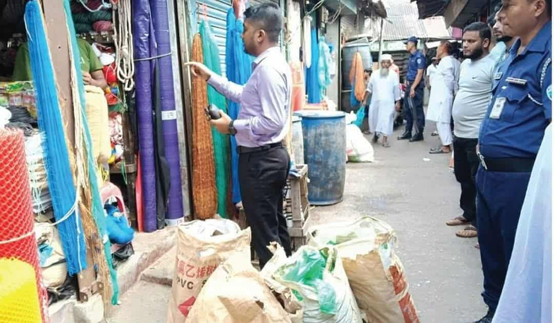 নিষিদ্ধ পলিথিন জব্দ, ২. দুই ব্যবসায়ীর জরিমানা করেছে ভ্রাম্যমান আদালত।