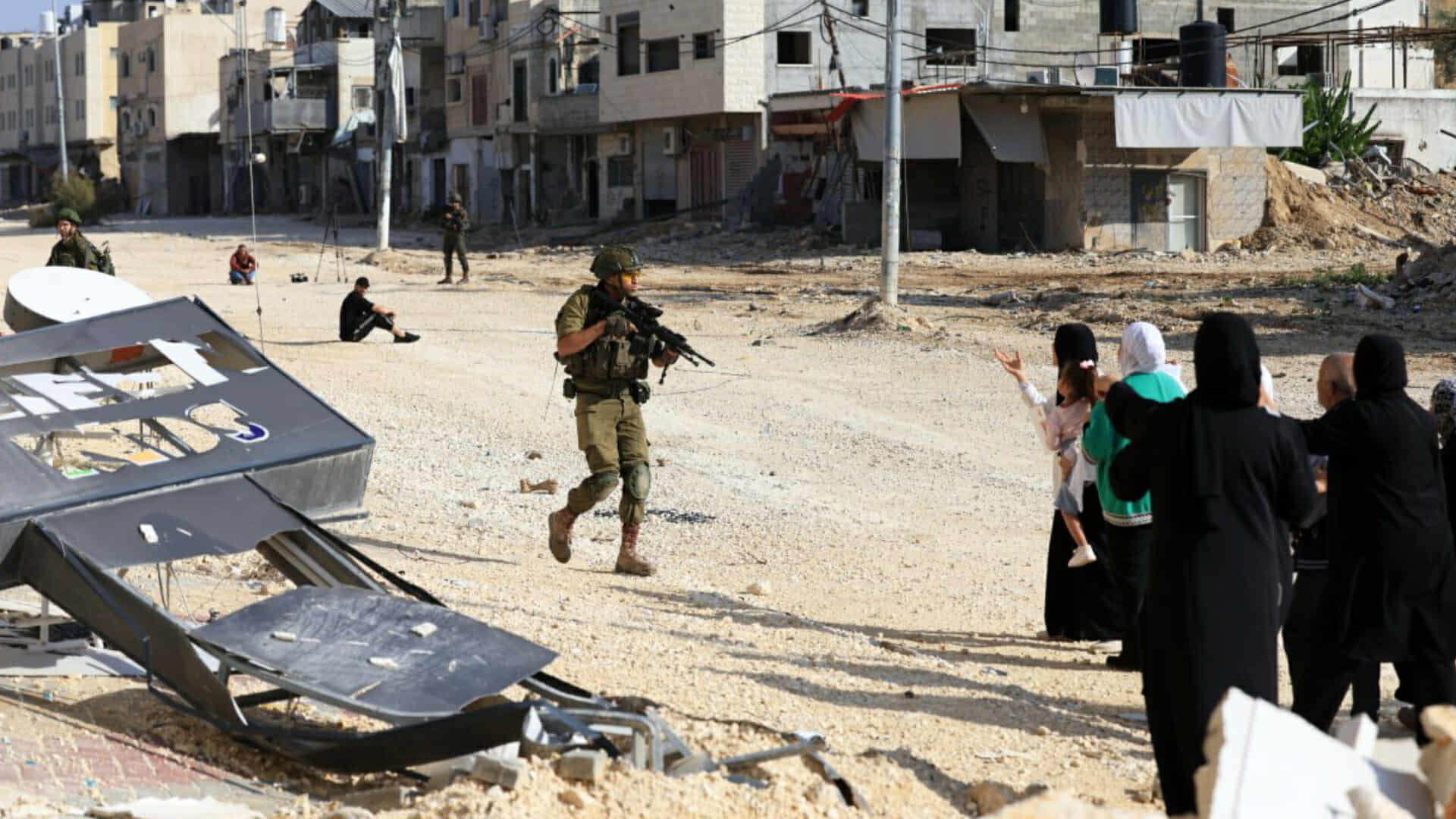 আল জাজিরার ক্যামেরাম্যানের ২ পায়ে গুলি করল ইসরাইলি সেনারা