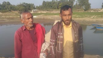 পলাশবাড়ীতে চার হাজার মানুষের একমাত্র ভরসা বাঁশের সাঁকো ও নৌকা