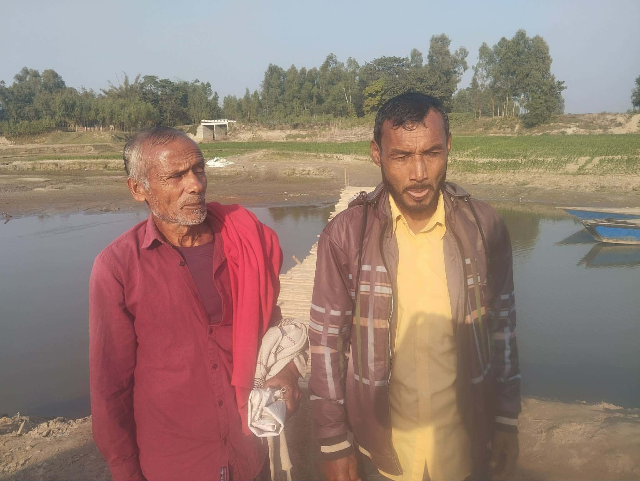 পলাশবাড়ীতে চার হাজার মানুষের একমাত্র ভরসা বাঁশের সাঁকো ও নৌকা