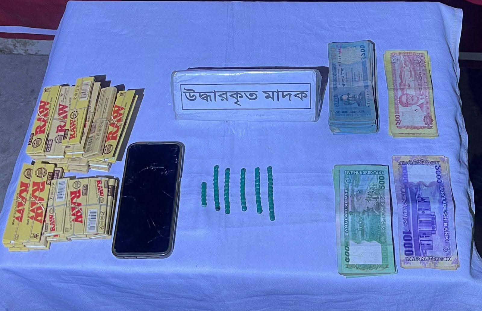 বিপুল সংখ্যক মাদকসহ এক মাদক ব্যবসায়ী আটক করছে সেনাবাহিনী