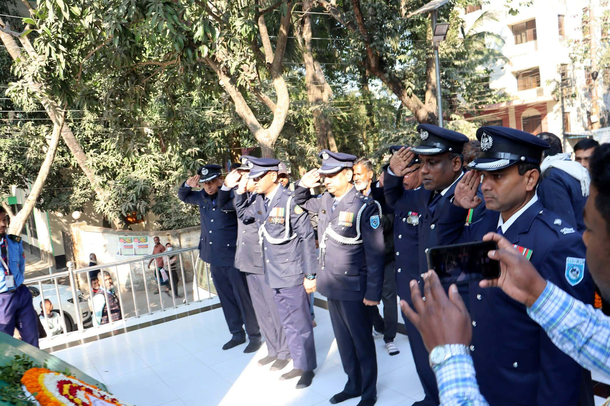 শহীদ বুদ্ধিজীবীদের স্মরণে জেলা পুলিশদের বিনম্র শ্রদ্ধা জ্ঞাপন