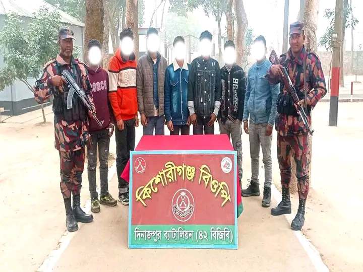 অবৈধভাবে ভারত হতে বাংলাদেশে পারাপারের সময় বিরল সীমান্তে বিজিবি’র হাতে ০৭ বাংলাদেশী নাগরিক আটক