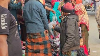 পৌষের শুরুতেই বোচাগঞ্জে ফুটপাতের শীতবস্ত্রের দোকানে ক্রেতার ভিড়