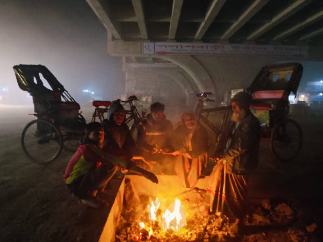 ঘন কুয়াশা ও তীব্র শীতে বিপর্যস্ত জনজীবন