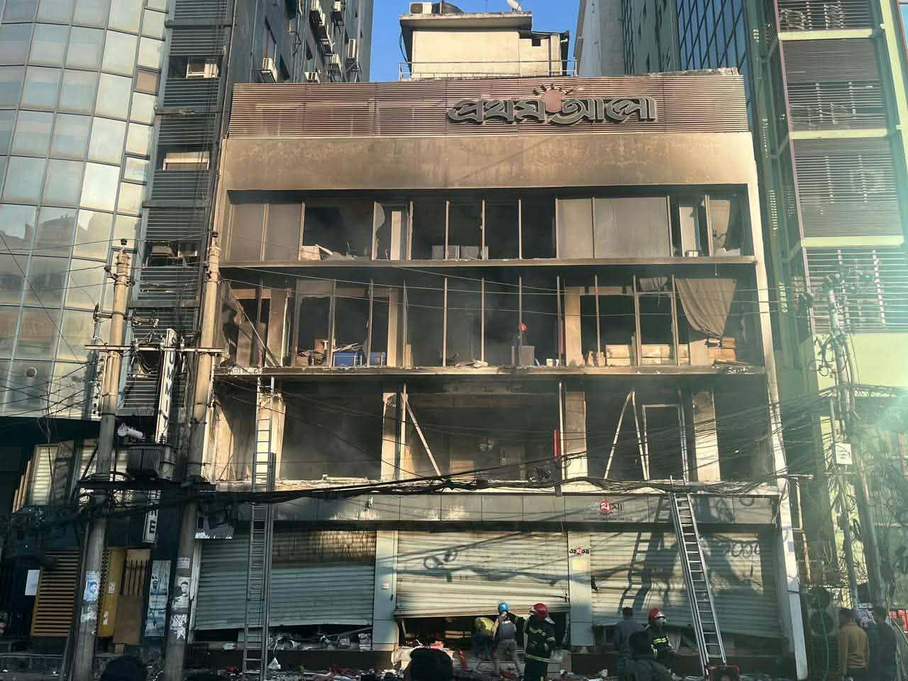 আগুনে পুড়লো প্রথম আলো ও ডেইলি স্টার ভবন