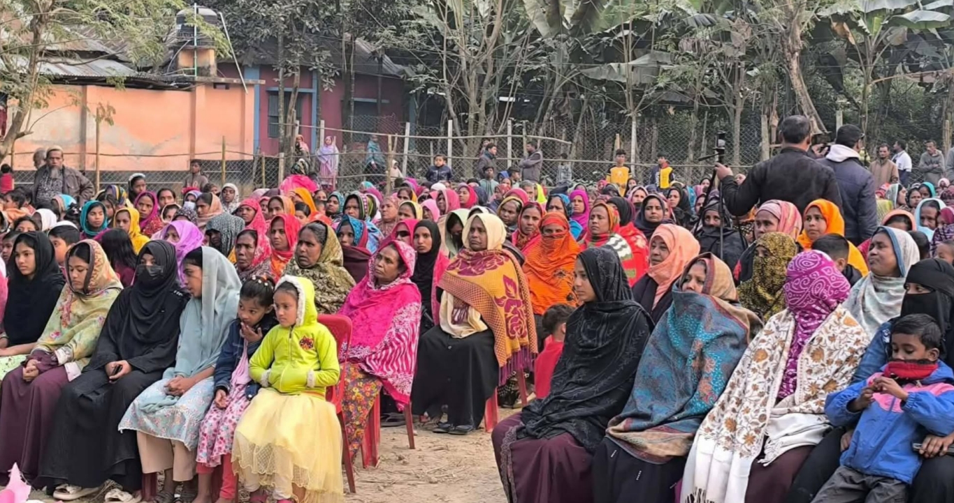 হিলি পৌর শহরে প্রয়াত বিএনপি চেয়ারপার্সন ও সাবেক প্রধানমন্ত্রী বেগম খালেদা জিয়ার রুহের মাগফেরাত কামনায় দোয়া অনুষ্ঠিত