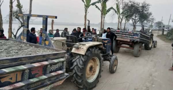 তিস্তার বুকে পাথর লুটের ছায়া ডিমলা প্রশাসনের অভিযানে জব্দ দুই ট্রাক্টর
