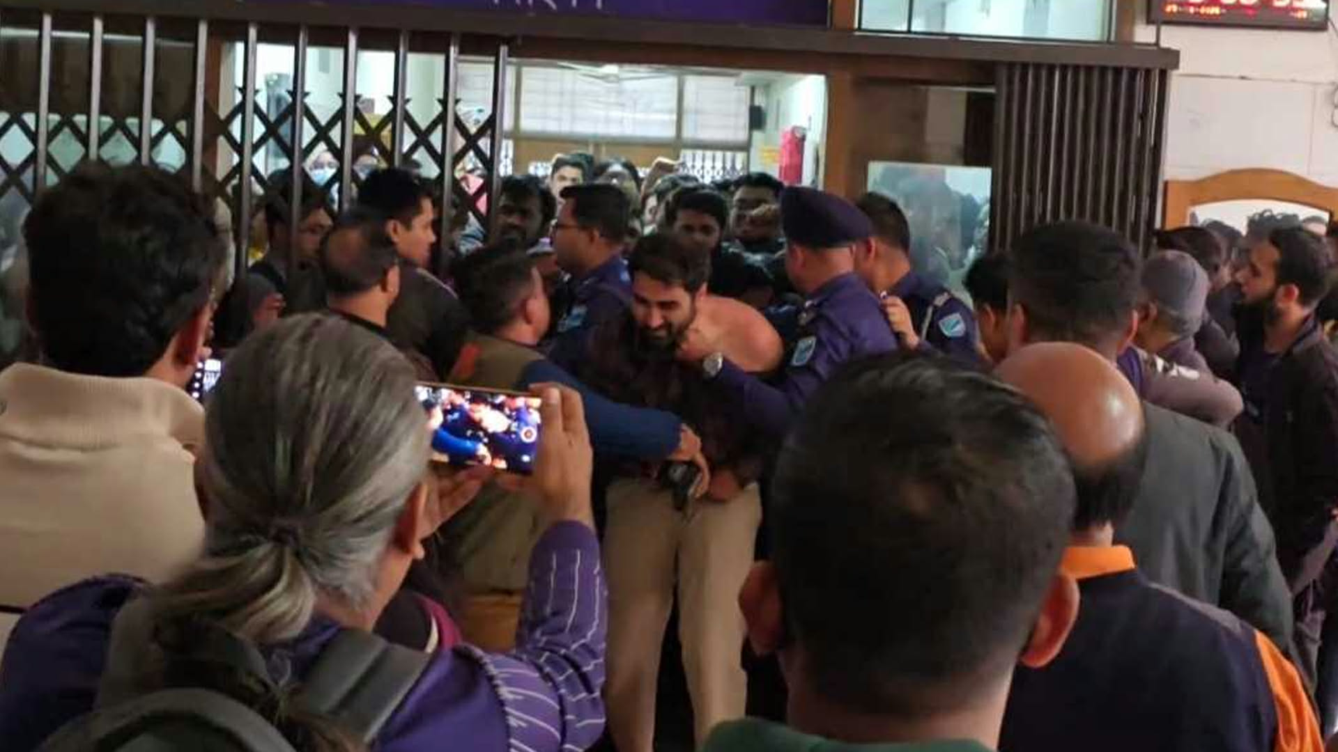 টাংগাইল মেডিক্যাল হাসপাতালে নারী ওয়াশরুমে গোপন ক্যামেরা, ইন্টার্ন চিকিৎসক আটক