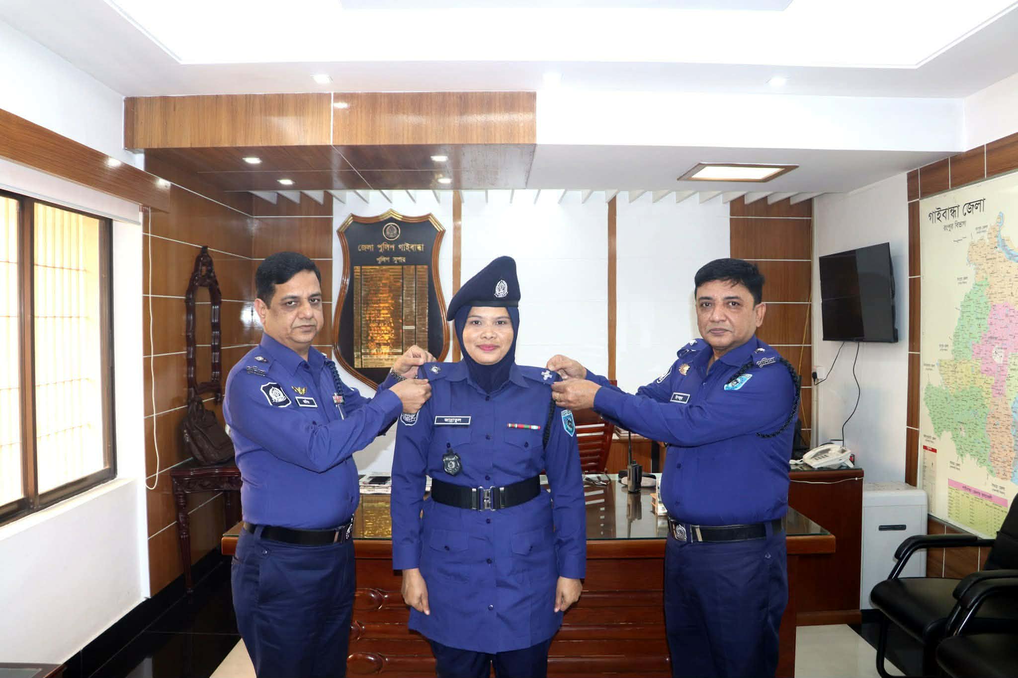 গাইবান্ধা জেলায় পদোন্নতিপ্রাপ্ত পুলিশ সদস্যের র‌্যাংক ব্যাজ পরিধান।