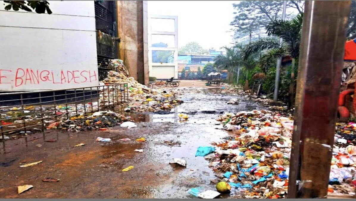 টাঙ্গাইল মেডিকেল কলেজ হাসপাতালে নোংরা পরিবেশ, স্বাস্থ্যঝুঁকিতে রোগী ও স্বজনরা