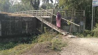 প্রায় দুই কোটি টাকার ব্রিজটিতে ওঠতে হয় মই বেয়ে!