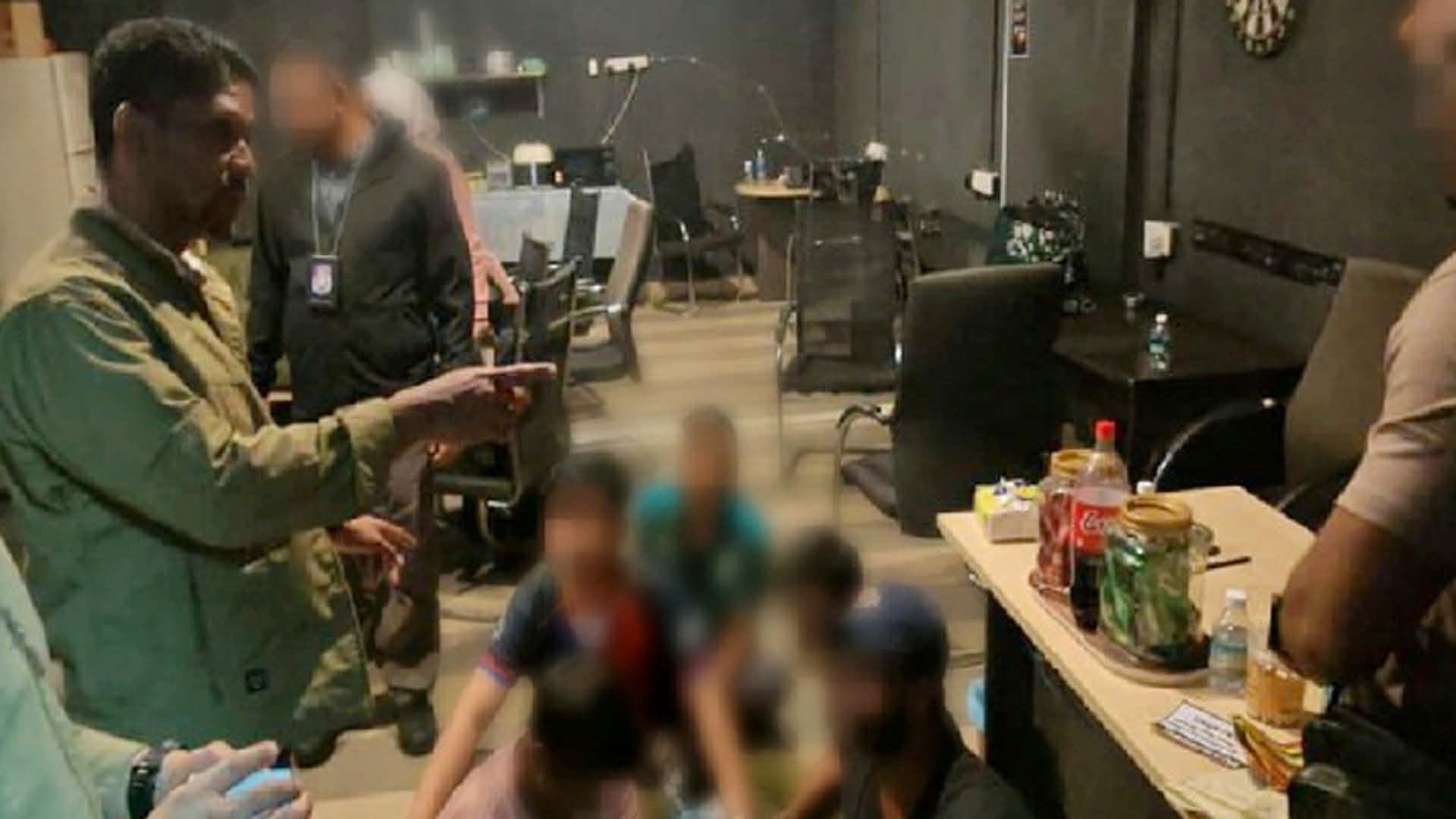 মালয়েশিয়ায় অনলাইন জুয়া সিন্ডিকেটের আস্তানায় হানা, ১২ বাংলাদেশিসহ আটক ১৯