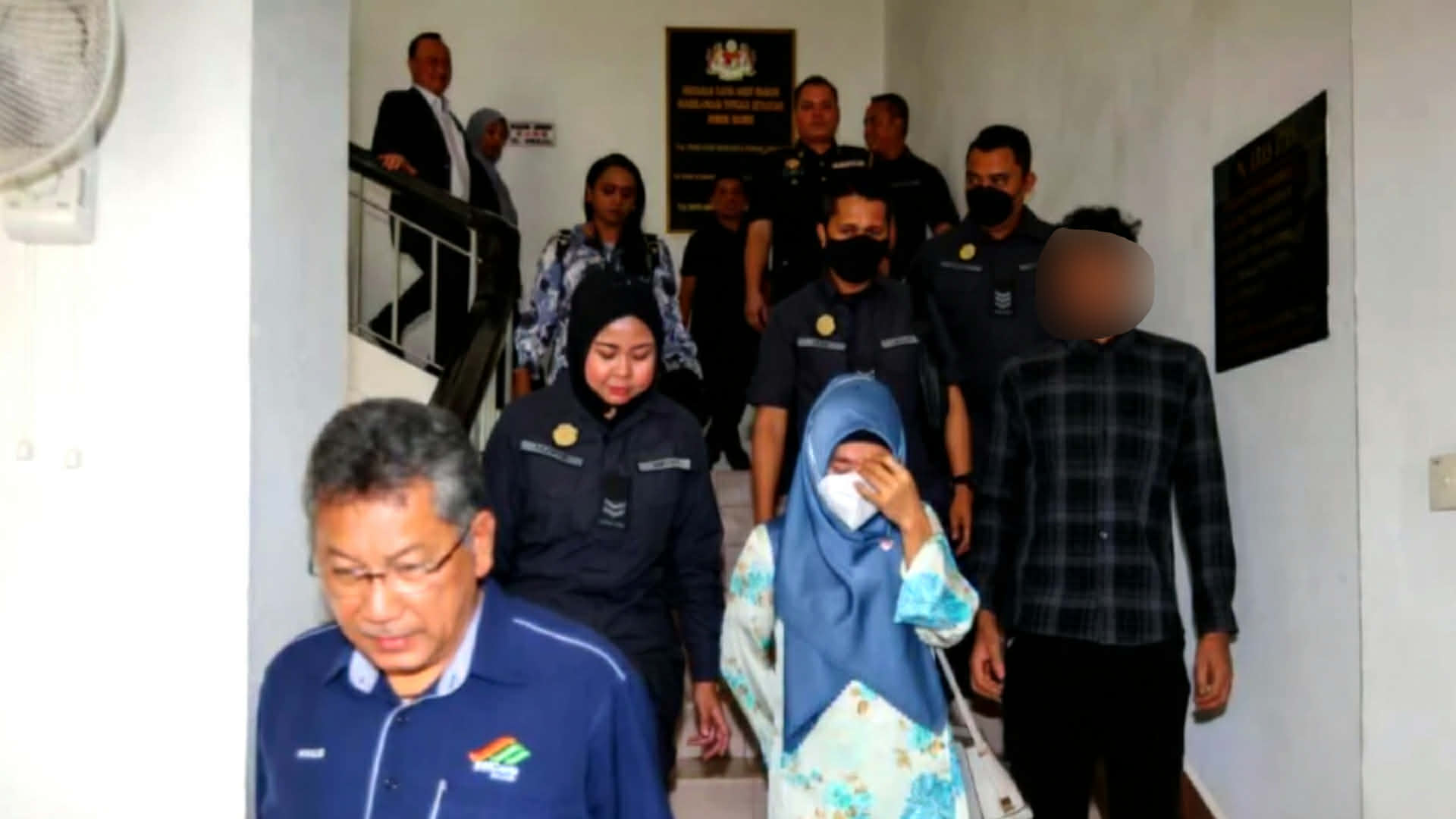 মালয়েশিয়া ডাস্টবিন ব্যবহার না করে রাস্তায় সিগারেটের অবশিষ্টাংশ, কাঠগড়ায় বাংলাদেশি