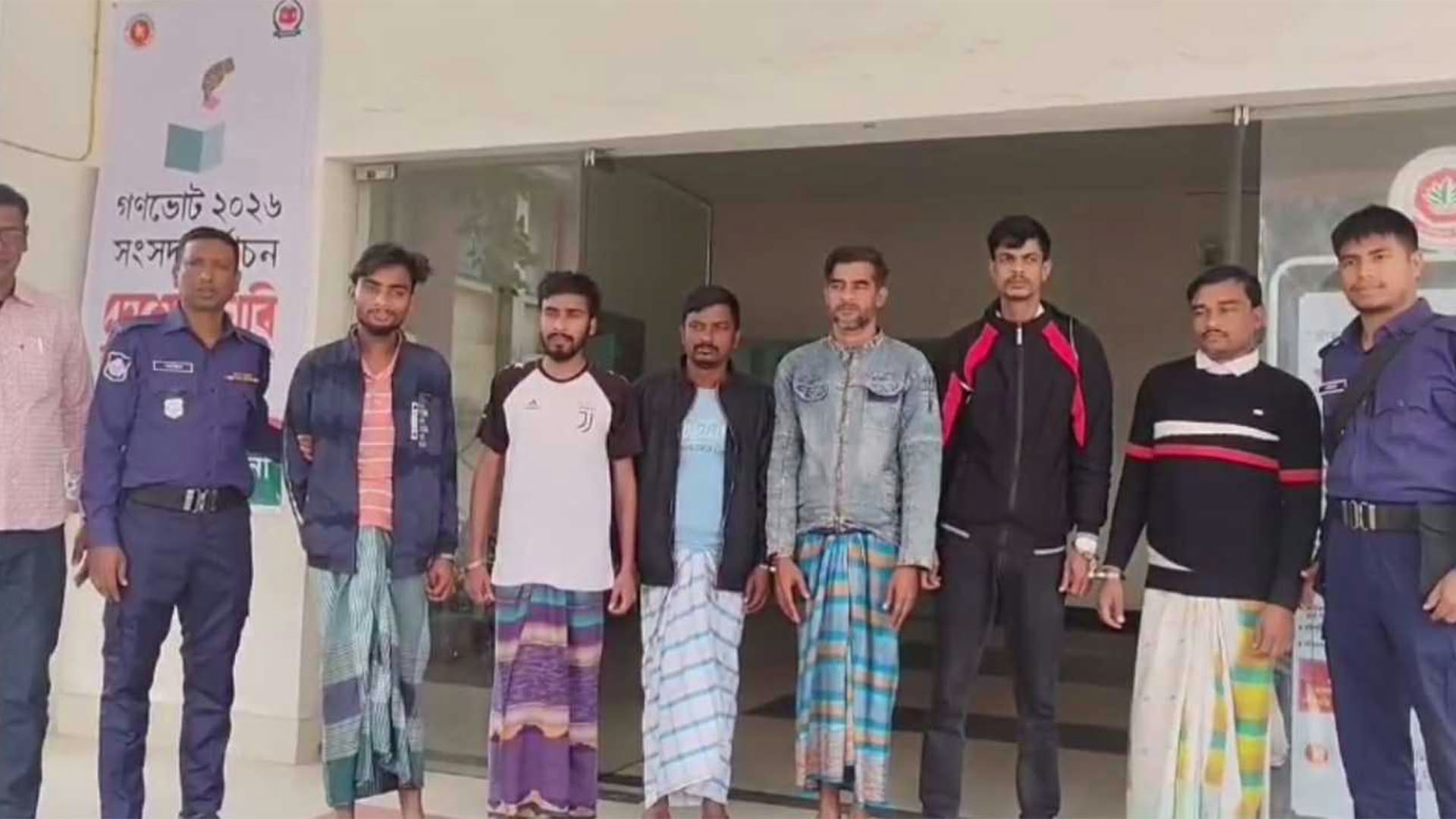 গাইবান্ধায় আসামি ধরতে যাওয়া পুলিশের ওপর হামলা, গ্রেফতার ৬