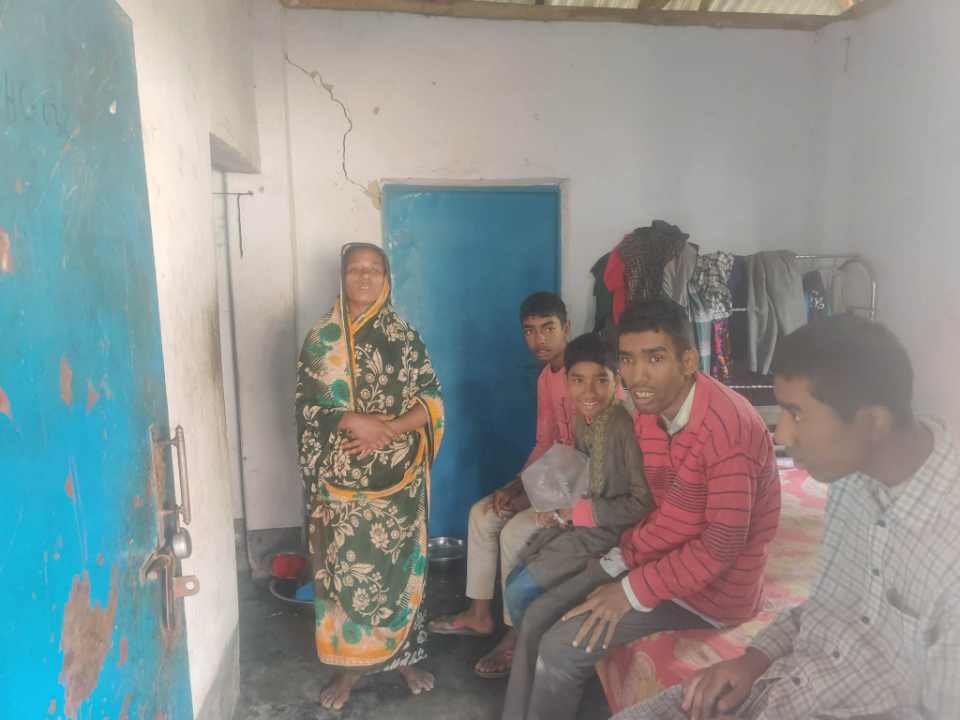 বোচাগঞ্জে ৫ প্রতিবন্ধী সন্তান খুব কষ্টে দিন কাটাচ্ছে
