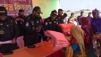 কামারজানির চরে শীতবস্ত্র পেল শতাধিক শীতার্ত মানুষ।