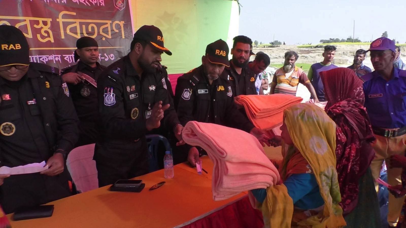 কামারজানির চরে শীতবস্ত্র পেল শতাধিক শীতার্ত মানুষ।