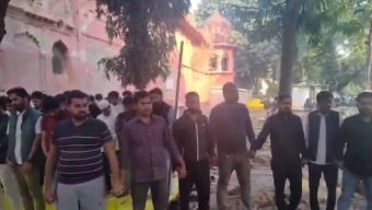 ভারতে নামাজরত শিক্ষার্থীদের নিরাপত্তায় ঢাল হয়ে দাঁড়ালো হিন্দু সহপাঠীরা।