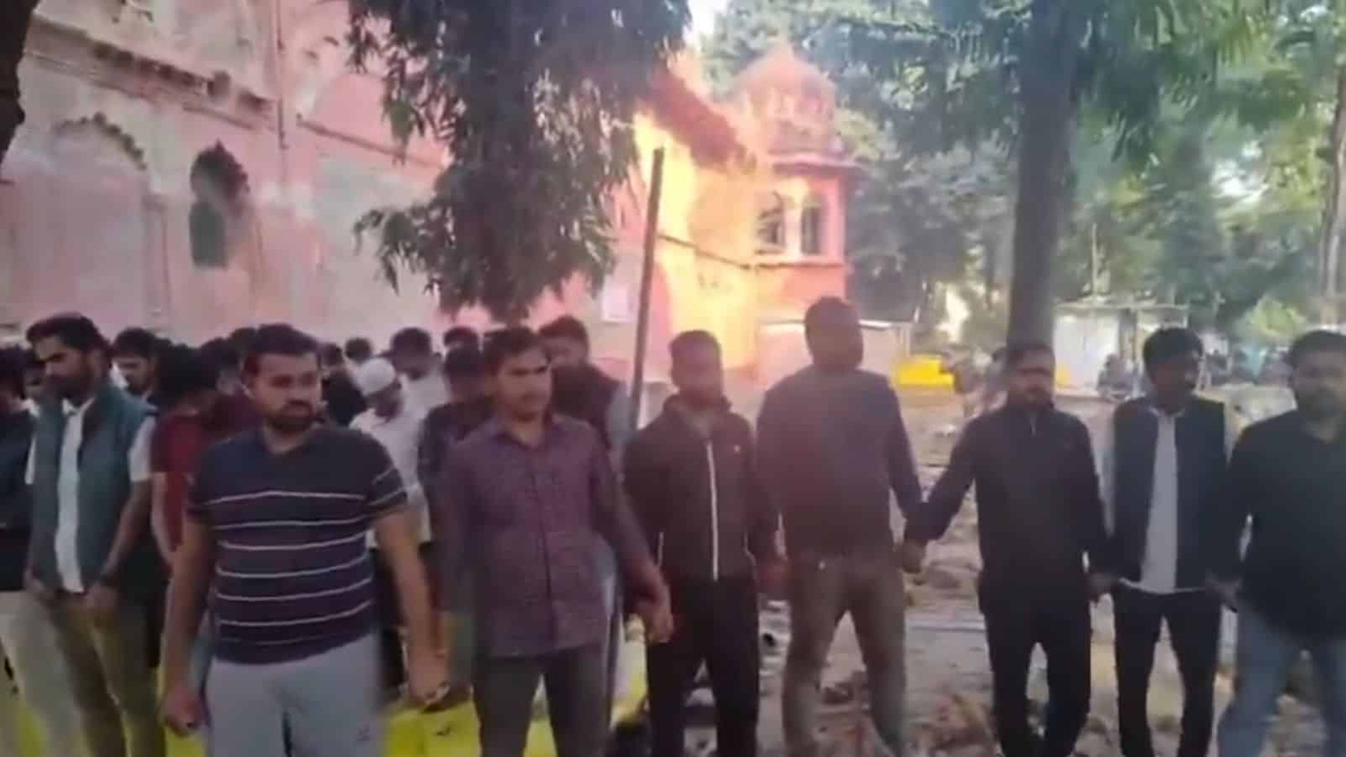 ভারতে নামাজরত শিক্ষার্থীদের নিরাপত্তায় ঢাল হয়ে দাঁড়ালো হিন্দু সহপাঠীরা।