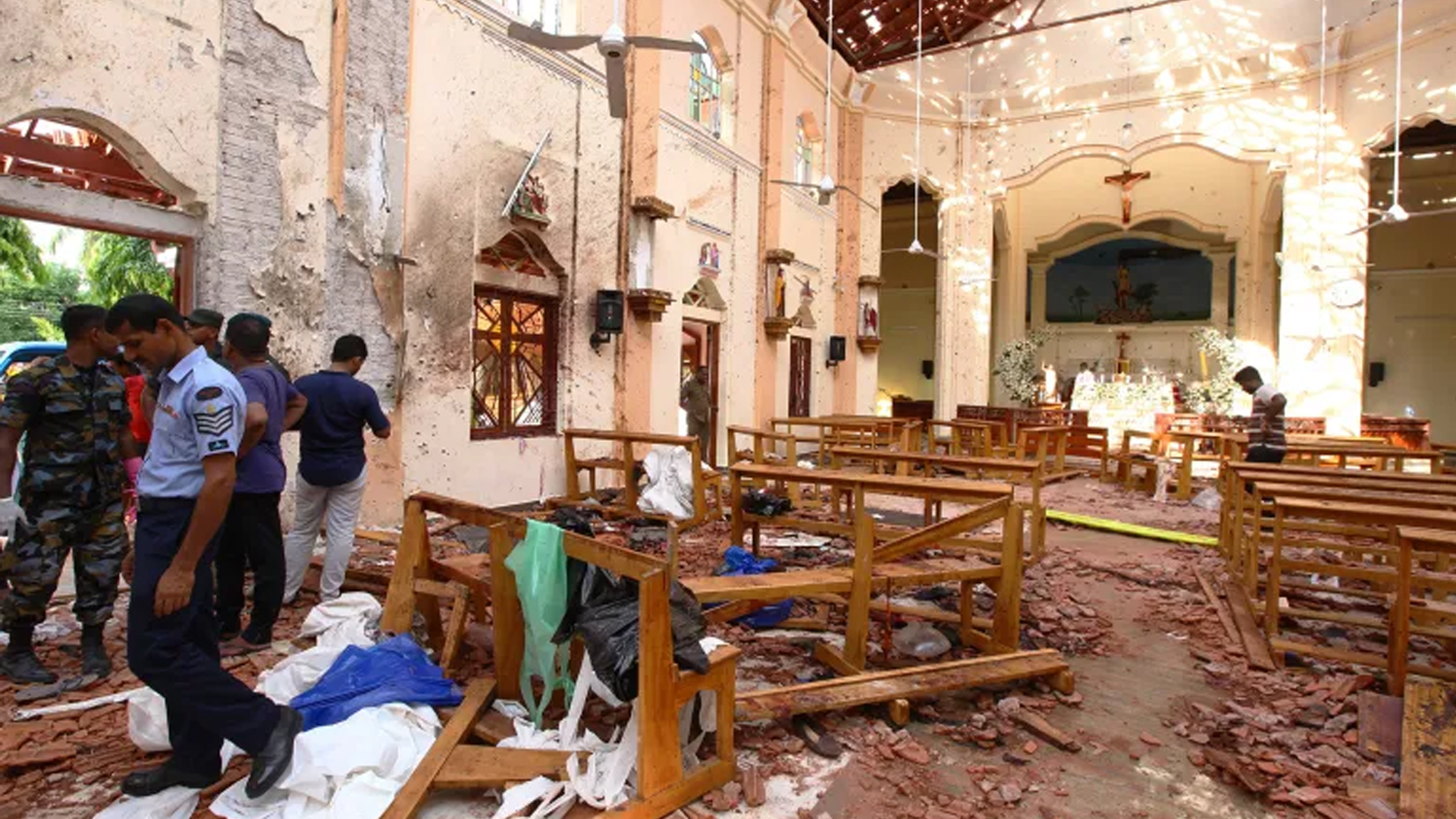 ইস্টার সানডে বোমা হামলায় জড়িত থাকায় শ্রীলঙ্কার সাবেক গোয়েন্দা প্রধান গ্রেফতার।