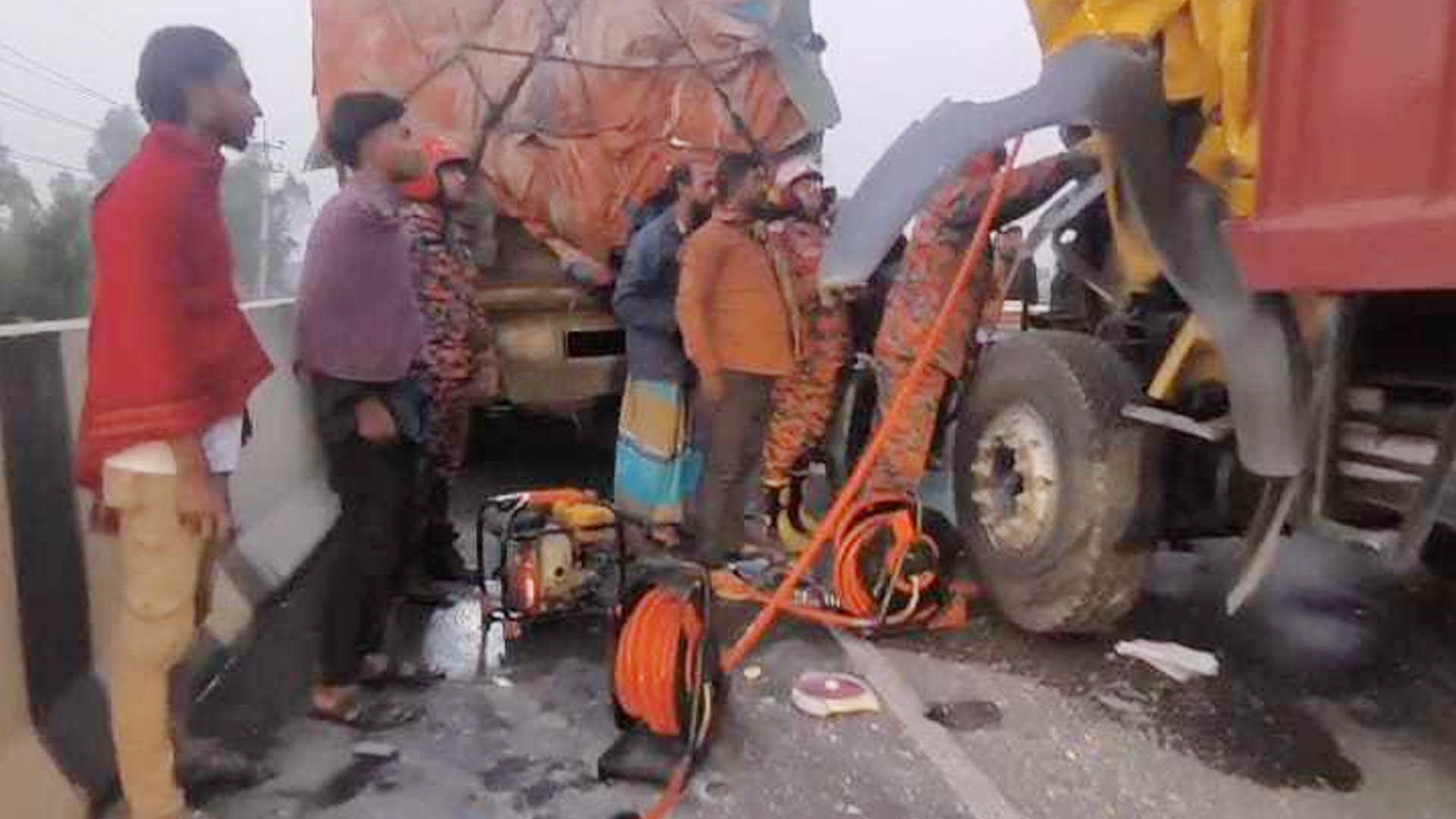 ঢাকা-মাওয়া এক্সপ্রেসওয়েতে ট্রাকের পেছনে ট্রাকের ধাক্কা, যুবক নিহত।