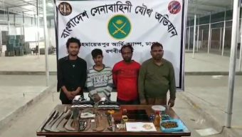 সাভারে যৌথবাহিনীর অভিযানে অস্ত্র ও মাদকসহ ৪ ছিনতাইকারী আটক।