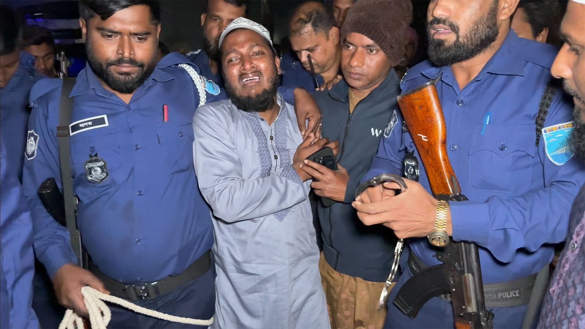 প্যারোলে মুক্তি পেয়ে বাবার জানাজায় ছাত্রদল নেতা।