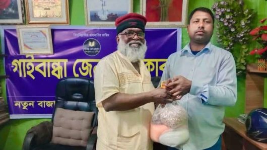 গাইবান্ধা জেলা প্রেসক্লাবের সদস্যদের মাঝে টিসিবির পন্য বিতরণ