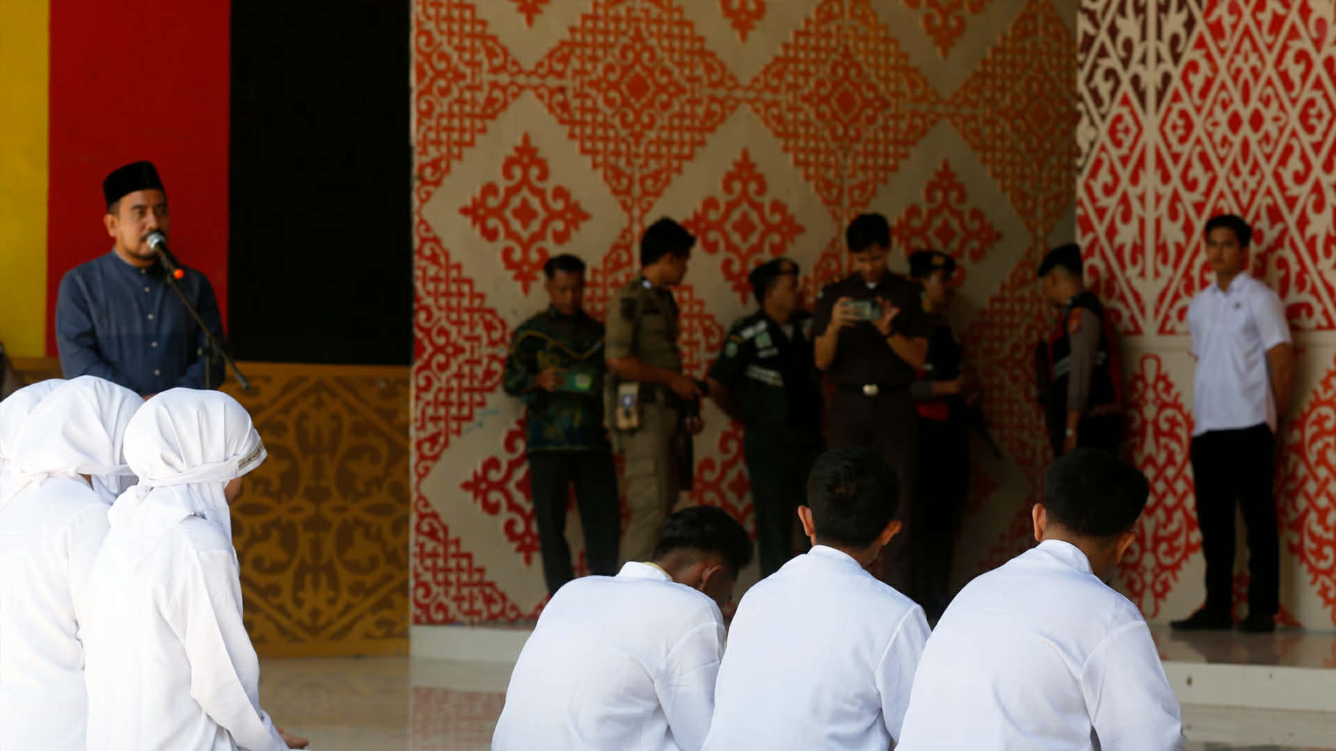 ইন্দোনেশিয়ায় বিবাহবহির্ভূত সম্পর্ক ও মদ্যপানের দায়ে তরুণ-তরুণীকে ১৪০ বেত্রাঘাত